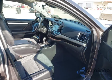 2019 Toyota Highlander Le Plus z USA, uszkodzony, nr VIN 5TDBZRFH6KS953683